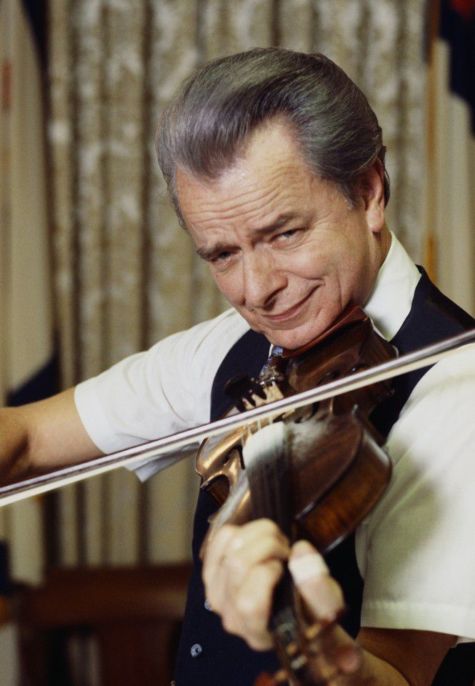 El senador Robert Byrd de Virginia Occidental tocando un violín