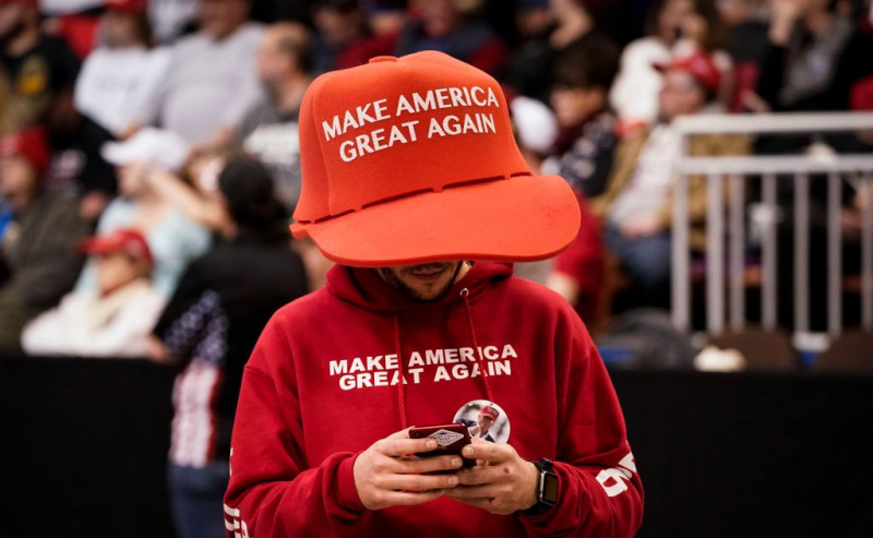 En tilhenger av USAs president Donald Trump har på seg en oversize