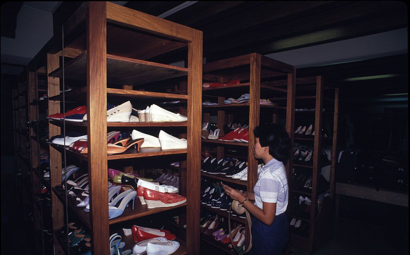 Buty Imeldy Marcos: Spis butów należących do byłej Pierwszej Damy Filipin, Imeldy Marcos, znajduje się w piwnicy pod jej sypialnią w Pałacu Malacanang, Manila, 1986.
