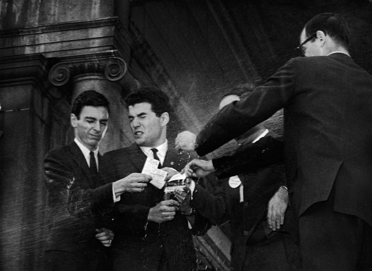 Uomini che bruciano le loro carte durante la guerra del Vietnam