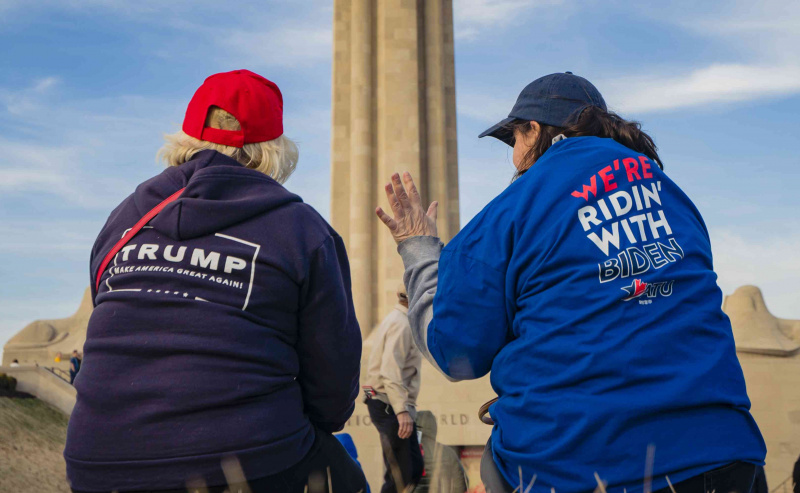 Un partidario de Donald Trump y Joe Biden conversa antes del mitin de campaña de Biden en el Museo y Monumento Nacional de la Primera Guerra Mundial el 7 de marzo de 2020 en Kansas City, Missouri.