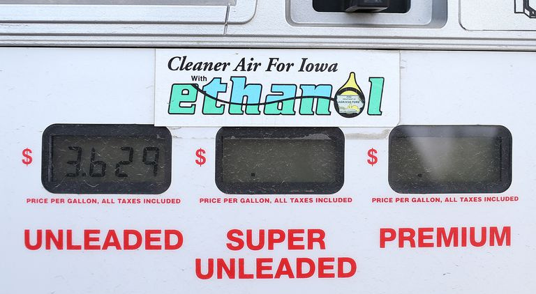 Pompe à essence indiquant les prix des carburants de remplacement à l