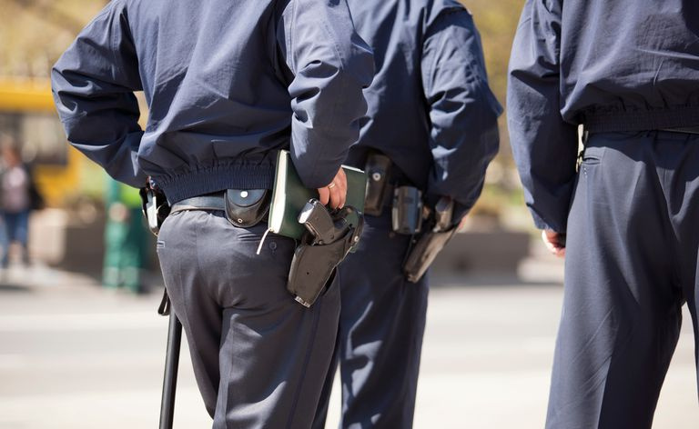 Uzbrojeni policjanci odchodzą