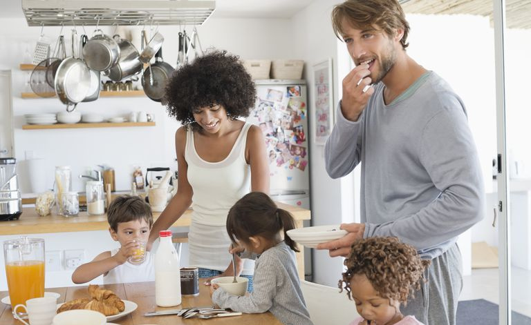 Blandet familie ved frokostbordet.