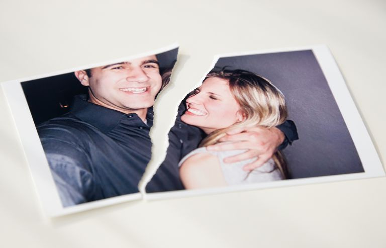 Photo de couple déchirée en deux.