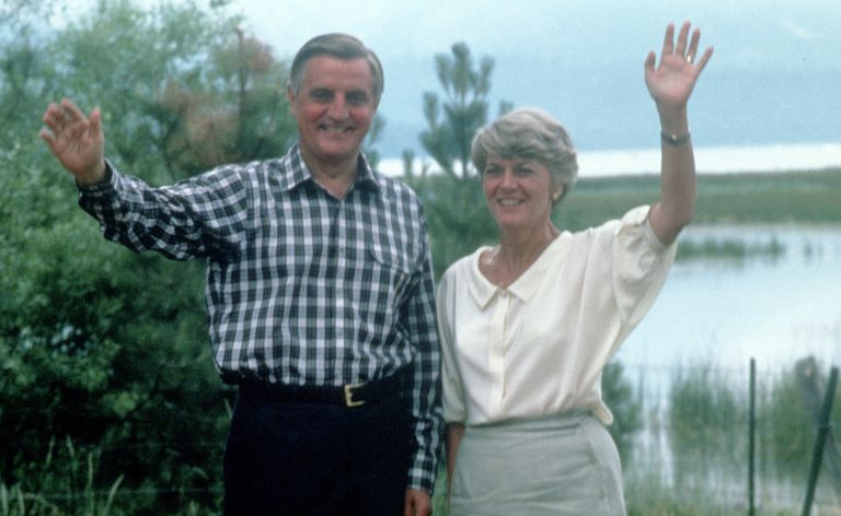 Walter Mondale e Geraldine Ferraro acenando