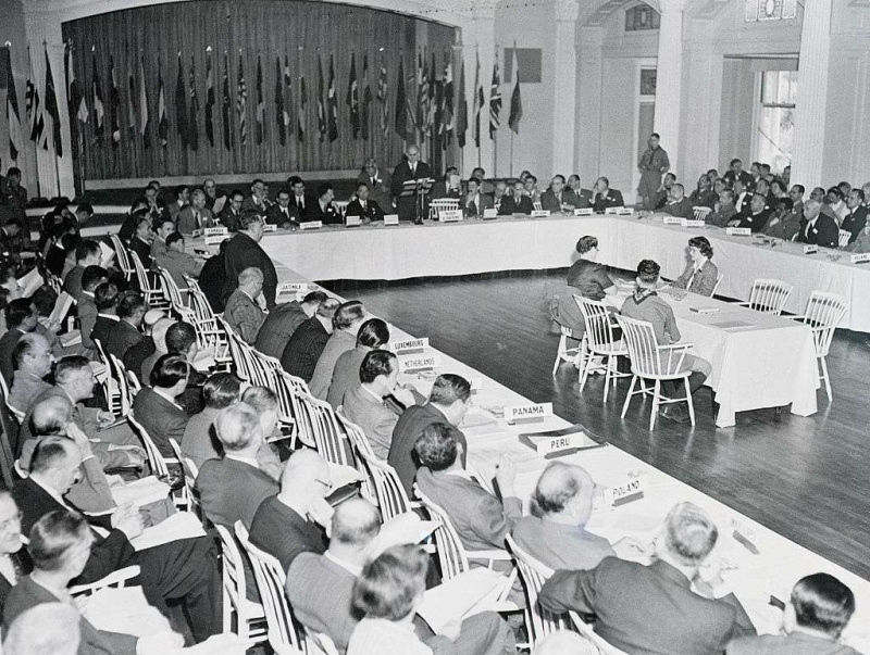 Konferencja w Bretton Woods: Organizacja Narodów Zjednoczonych spotyka się w hotelu Mount Washington w celu omówienia programów współpracy gospodarczej i postępu.