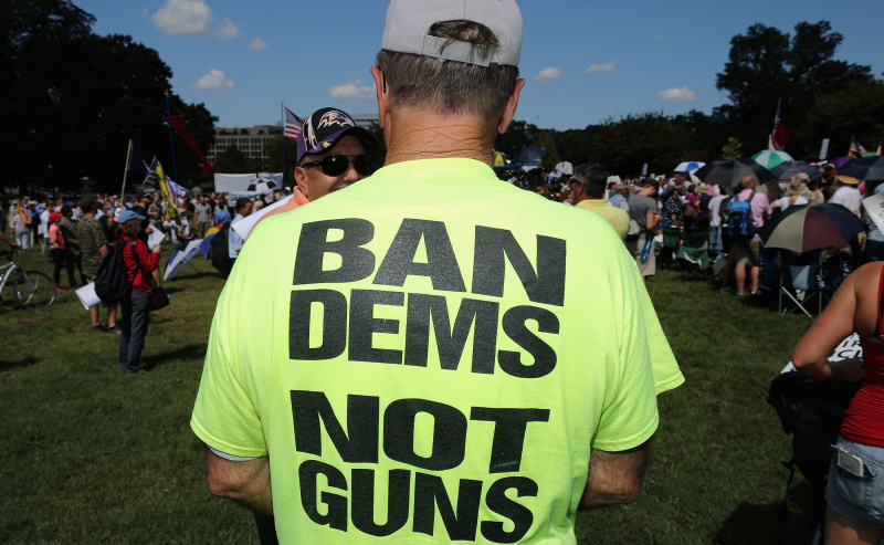 Apoiadores do Tea Party se reúnem no gramado da Frente Oeste para uma manifestação contra o acordo nuclear do Irã no Capitólio dos EUA em 9 de setembro de 2015 em Washington, DC.
