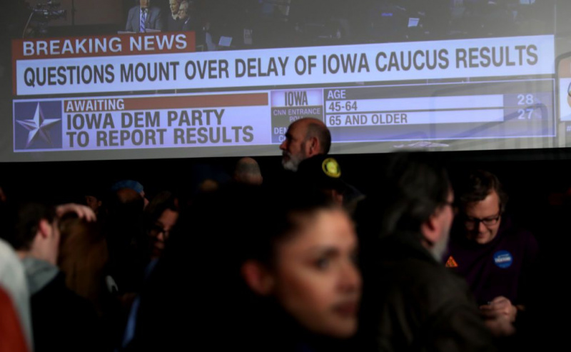 Zwolennicy demokratycznego kandydata na prezydenta senatora Berniego Sandersa (I-VT) czekają na wyniki na jego nocnej imprezie pilnującej klubu 3 lutego 2020 r. W Des Moines w stanie Iowa.
