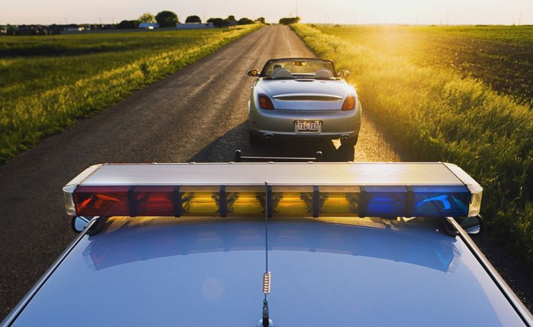 Polizeiauto hält Fahrer an