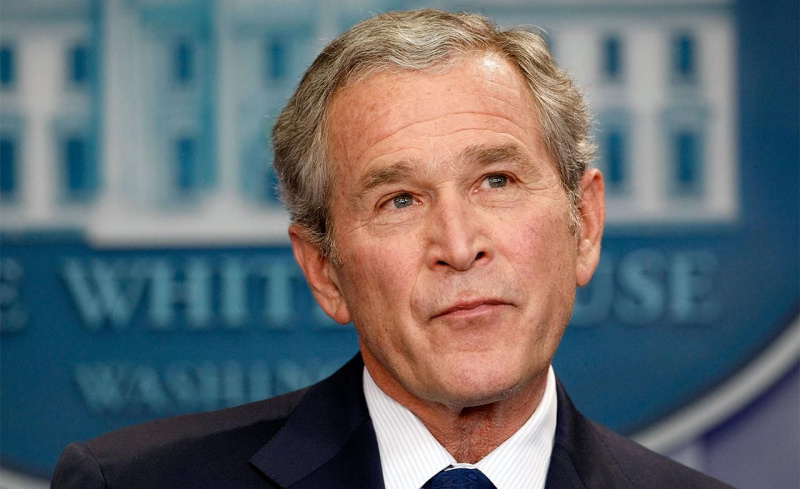 Il presidente Bush tiene una conferenza stampa