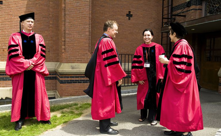 4 PhD-studenter i avgangskjoler.
