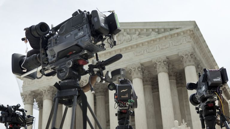 Caméras devant un palais de justice en prévision d