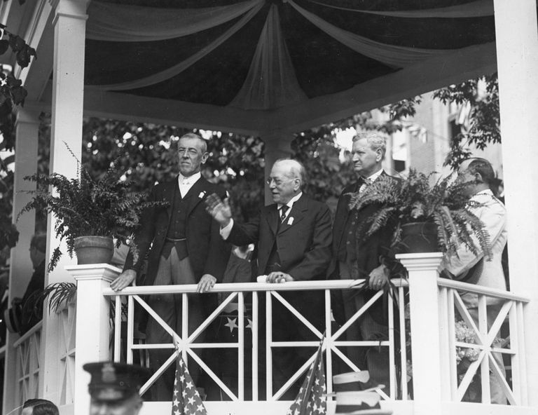 Gompers (i midten) med president Woodrow Wilson (til venstre) og USAs arbeidsminister William Bauchop Wilson (til høyre) på et Labor Day Rally