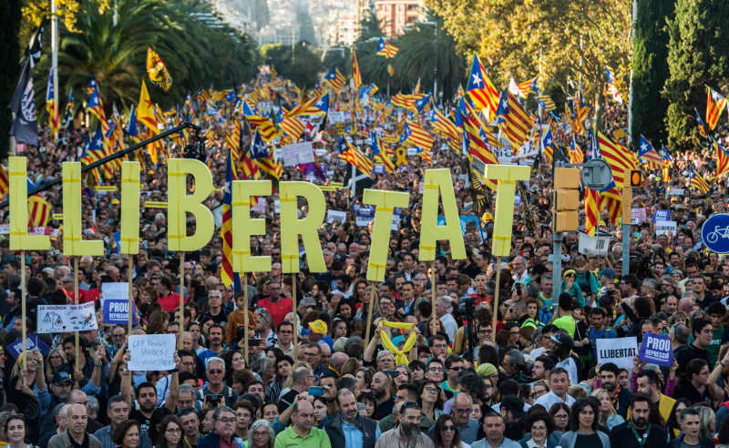 Katalonijas separātistu demonstranti protestē pret policijas taktiku