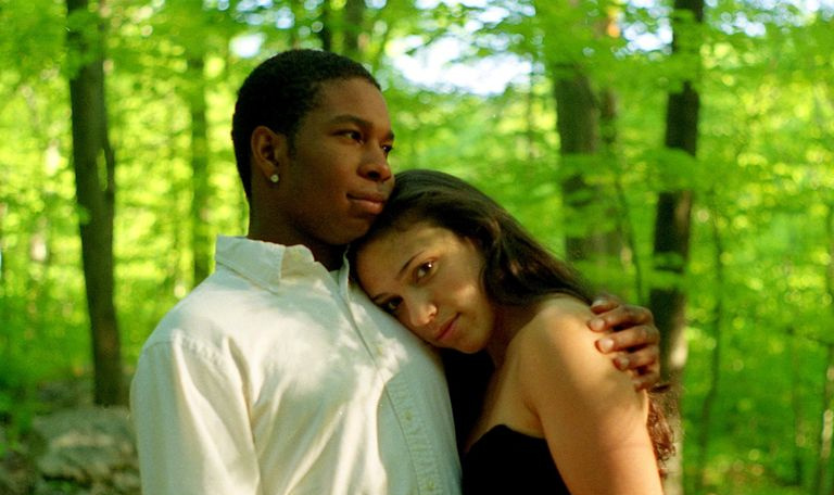 Un couple interracial s