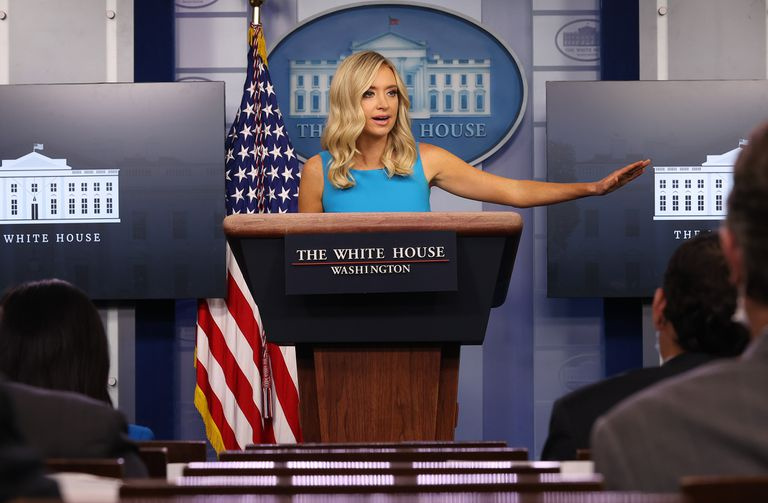 La secretaria de prensa de la Casa Blanca, Kayleigh McEnany, realiza una rueda de prensa diaria