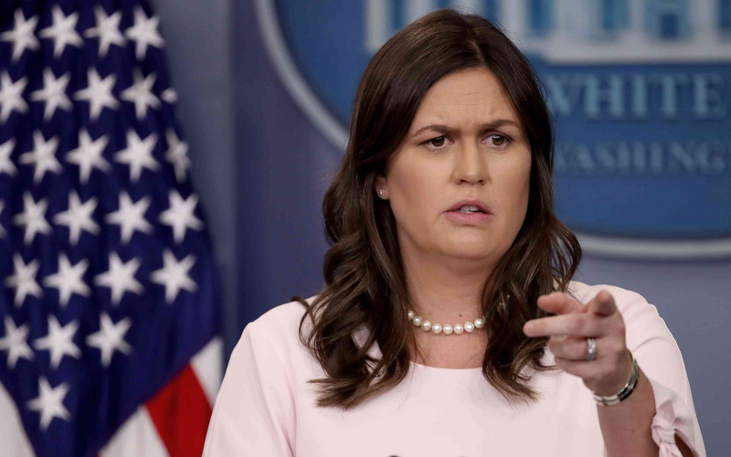 La secretaria de prensa de la Casa Blanca, Sarah Huckabee Sanders, responde preguntas durante la sesión informativa diaria en la Casa Blanca.