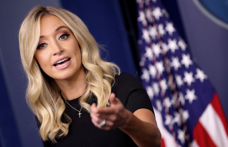 La secretaria de prensa de la Casa Blanca, Kayleigh McEnany, responde preguntas durante la sesión informativa diaria en la Casa Blanca.