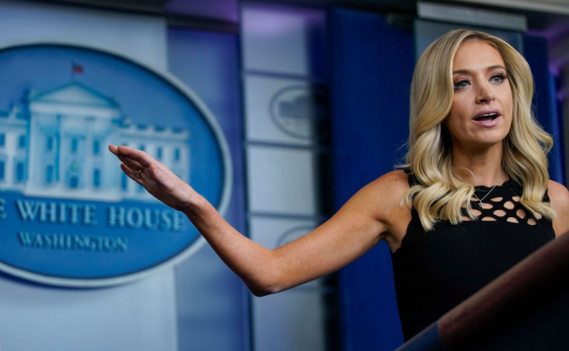 Sekretarz prasowy Kayleigh McEnany prowadzi briefing w Białym Domu