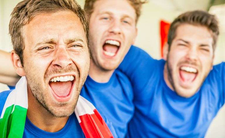 I tifosi fanno il tifo per la nazionale italiana di calcio