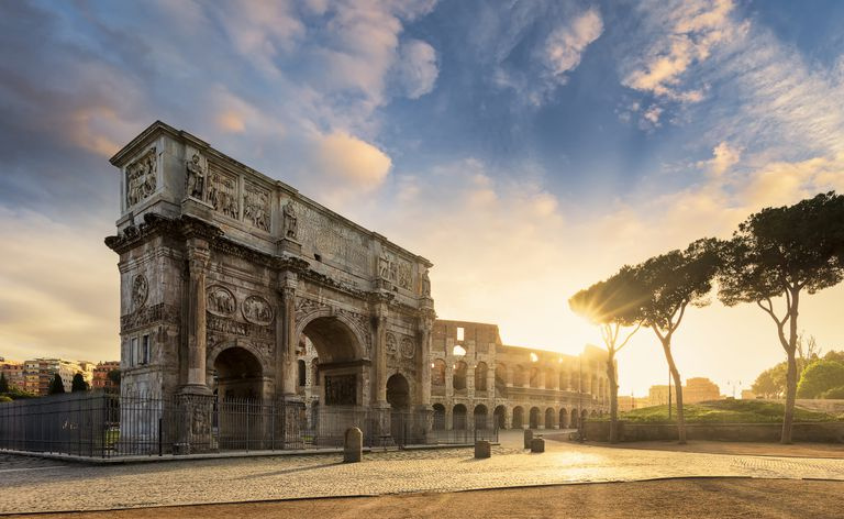 Arco de Constantino com o Coliseu ao fundo ao nascer do sol, Roma, Lácio, Itália