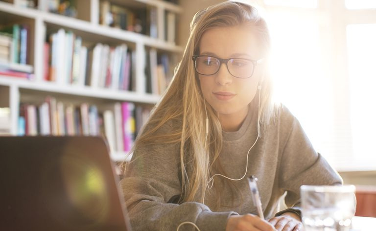 Frau, die Vokale auf Italienisch studiert