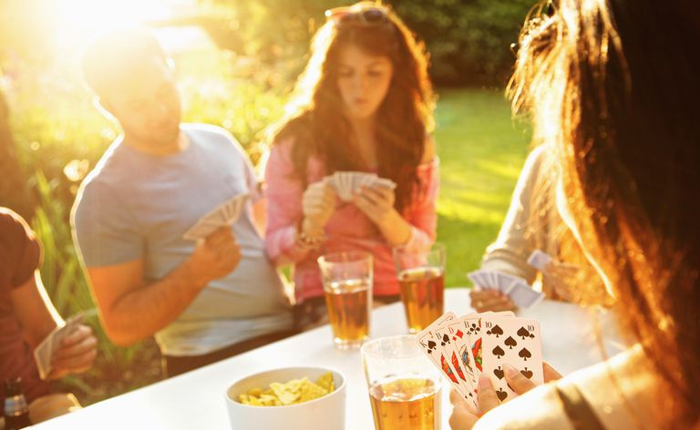 amici che giocano a carte al sole della sera
