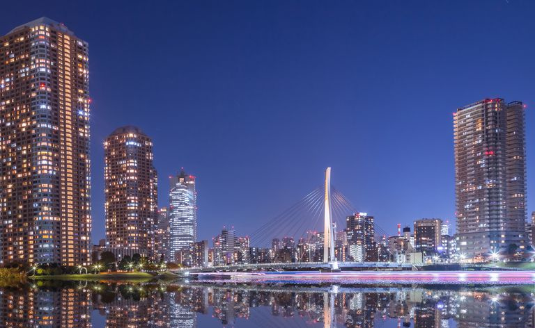 夜の東京月島の都市反射