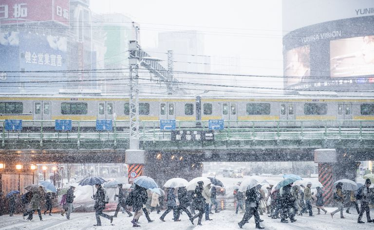 Verschneite Stadt in Japan