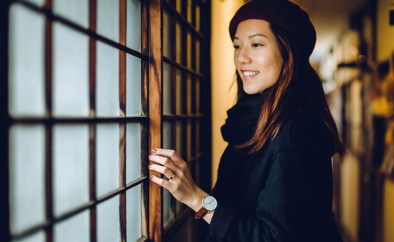 歴史的な日本の家に入る女性