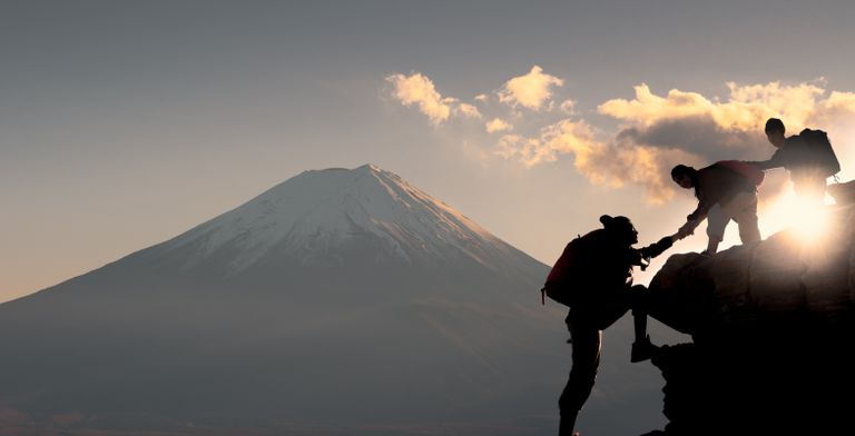 Młodzi wędrowcy wspinający się na szczyt góry w pobliżu góry Fuji w Japonii
