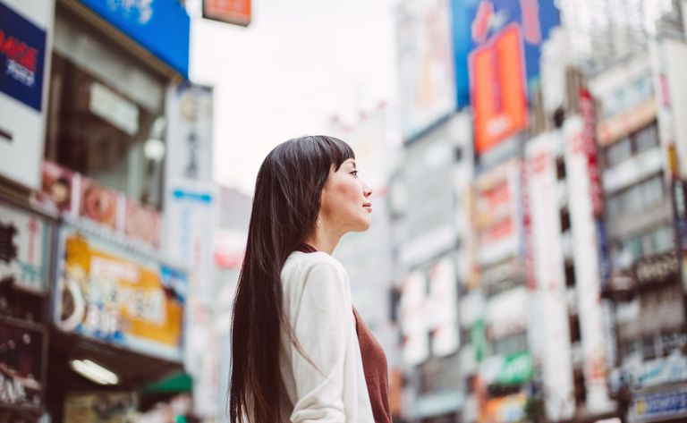 遠くを見つめる女性