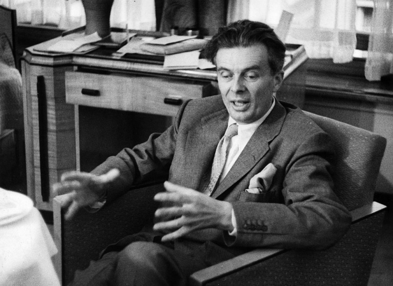 Aldous Huxley escreveu Admirável Mundo Novo.