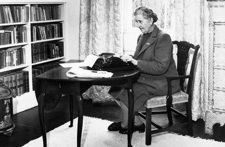 Agatha Christie scrive alla sua scrivania con una macchina da scrivere