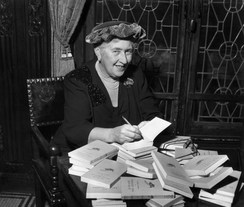 Agatha Christie firma una pila di libri