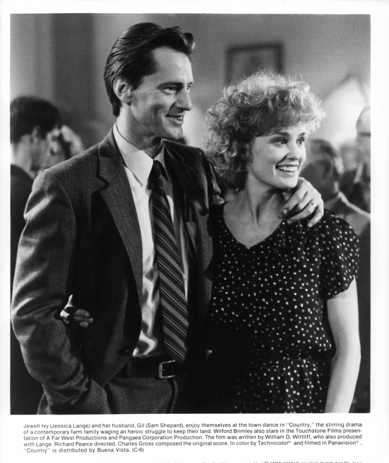 Sam Shepard i Jessica Lange obejmują się ramionami w kadrze z filmu