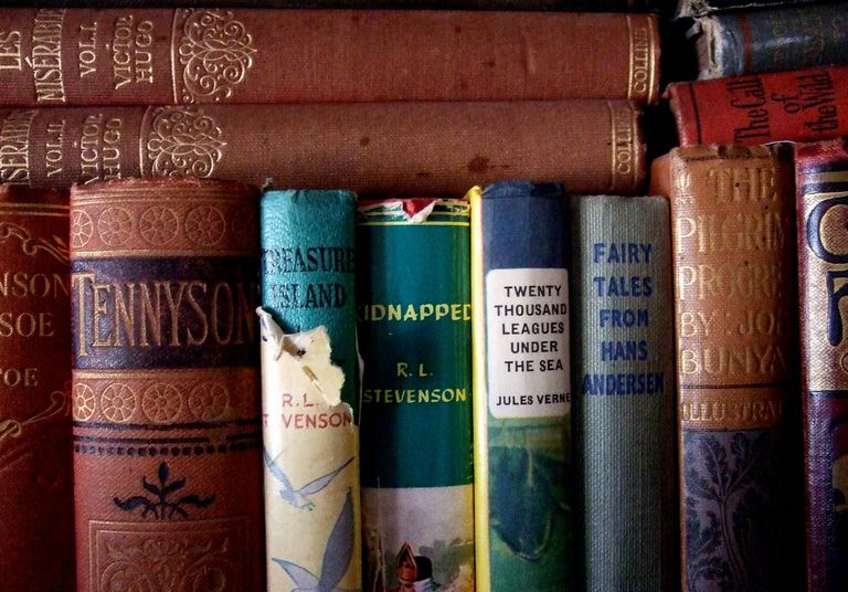 Una raccolta di libri classici.
