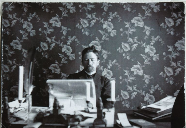 Anton Chekhov en su estudio en Yalta, 1895-1900