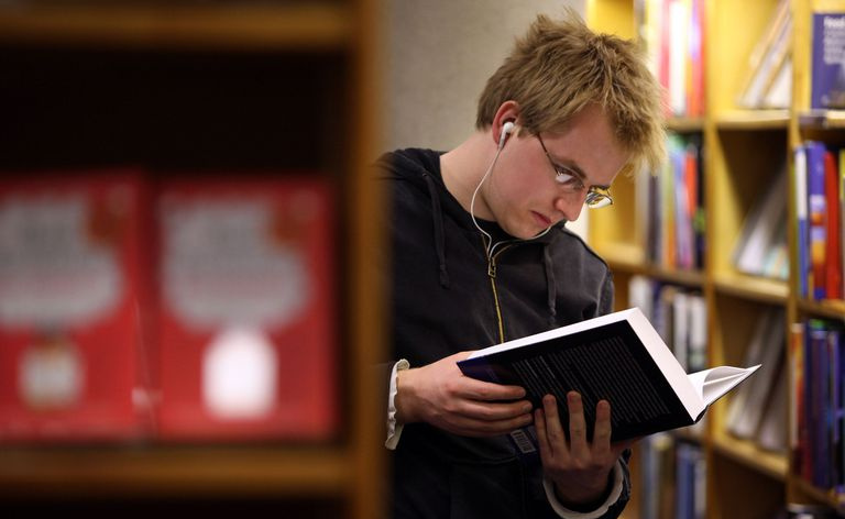 Czytanie książki studenckiej w bibliotece