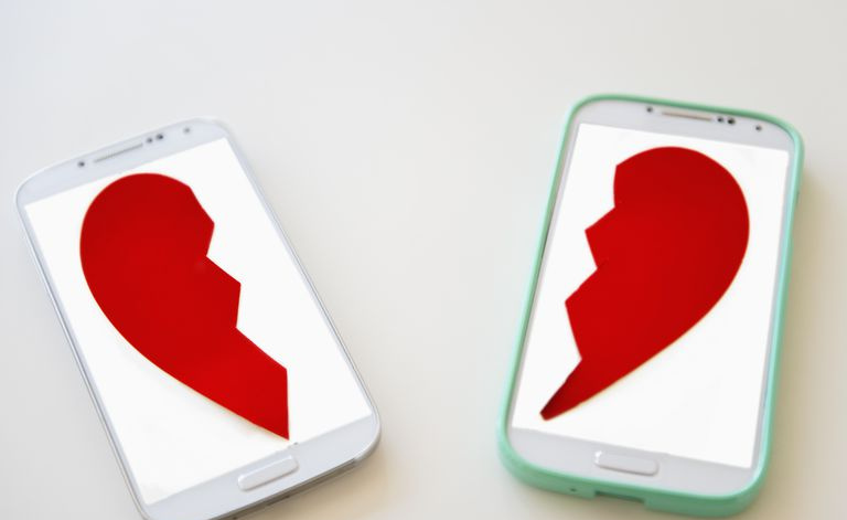 dwie połówki złamanego serca na telefonie komórkowym