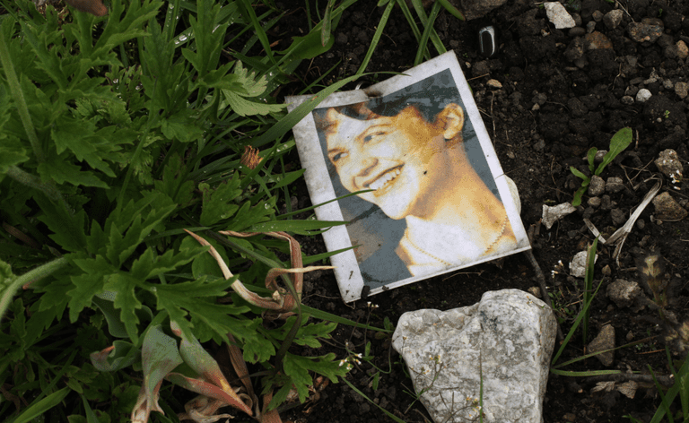 Una foto stampata di Sylvia Plath presso la sua tomba