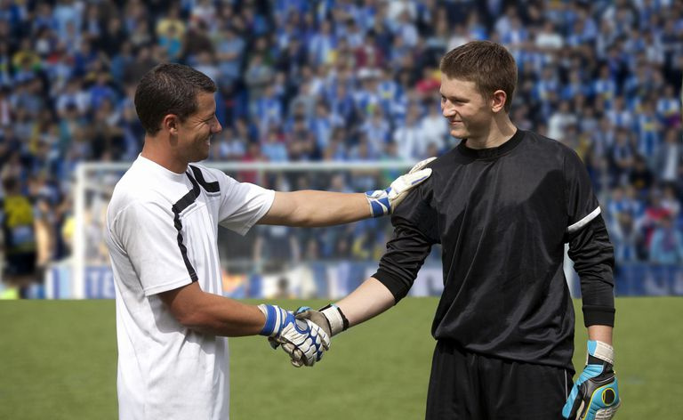 joueurs de football se serrant la main
