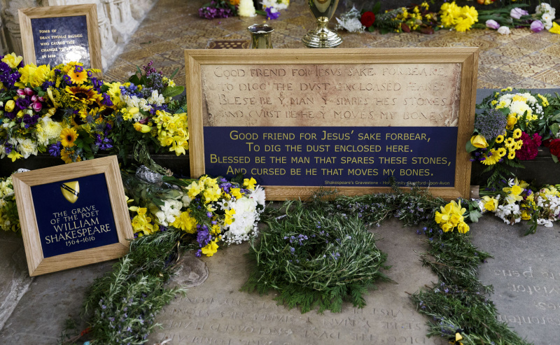 Prinsen av Wales og hertuginnen av Cornwall markerer 400-årsjubileet for Shakespeare