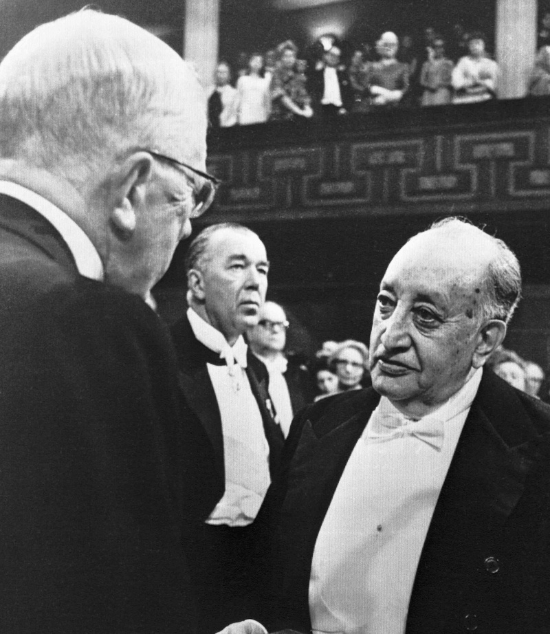Król Gustaw Adolf wręcza Asturii nagrodę Nobla