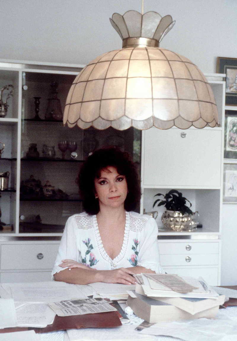Isabel Allende en un escritorio cubierto de papeles
