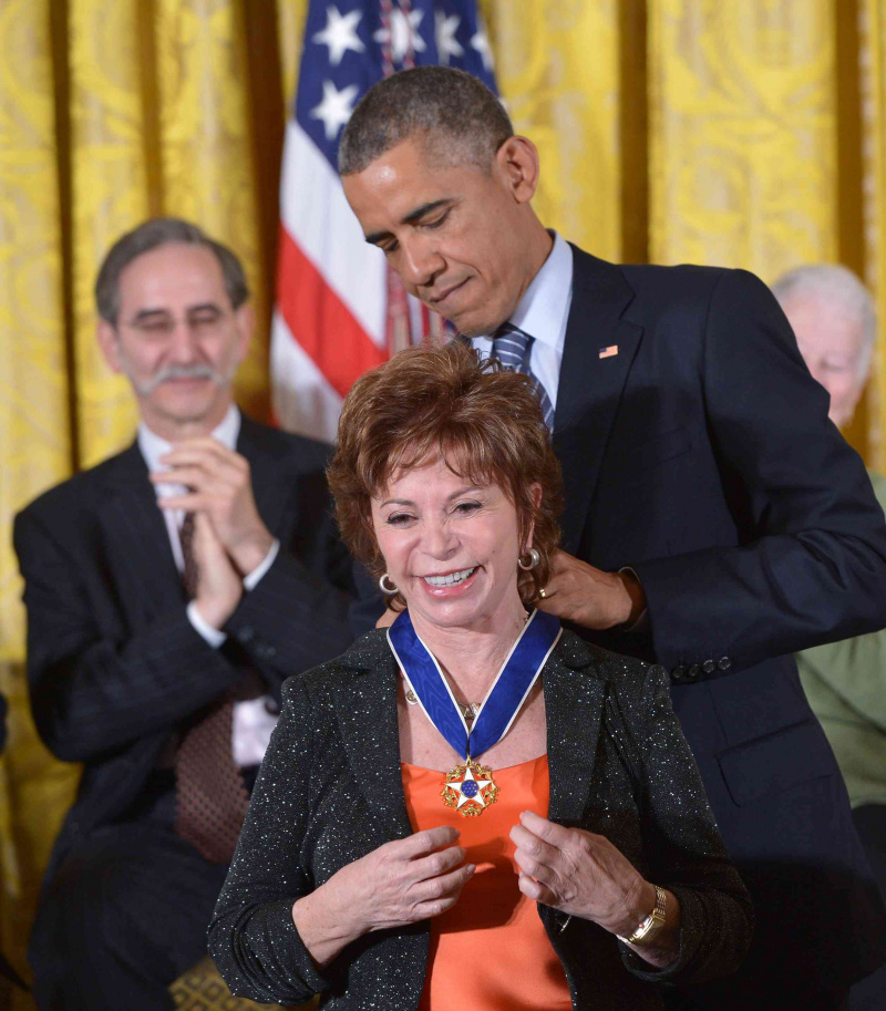 Allende recibiendo la Medalla Presidencial de la Libertad de manos del presidente Obama