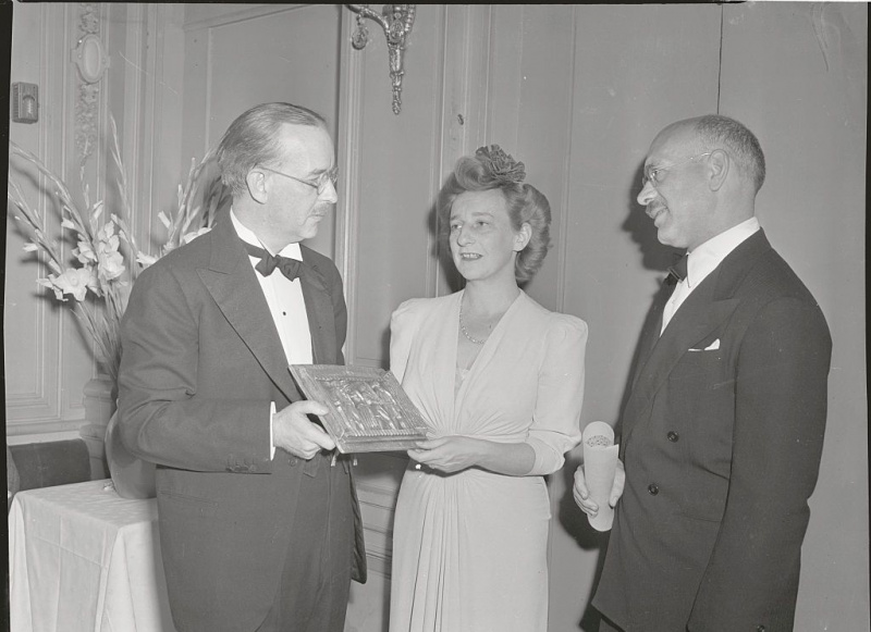 A dramaturga americana Lillian Hellman é presenteada com os críticos
