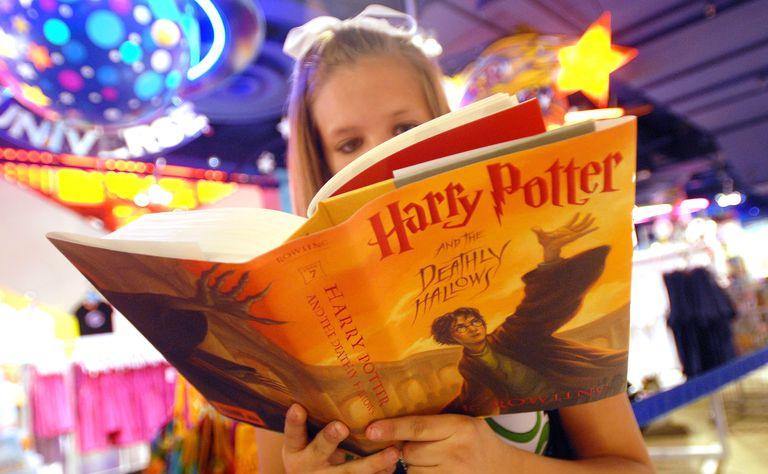 Dziewczyna czytająca Harry Potter i Insygnia Śmierci, ostatnią książkę z serii