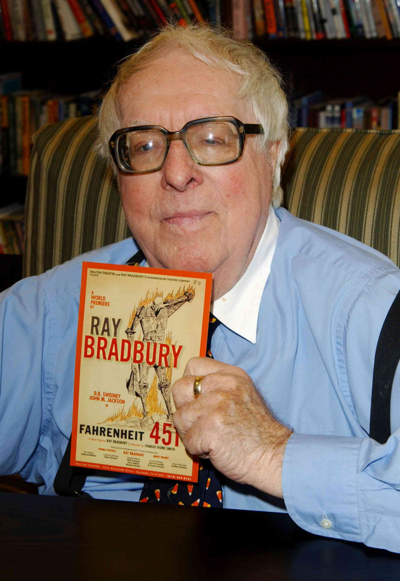 Ray Bradbury segura uma cópia de